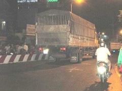 Tìm vợ giữa đêm mưa, gặp vợ bị tai nạn chết thảm