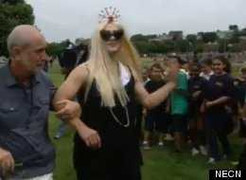 Thua cược, một hiệu trưởng phải đóng giả 'Lady Gaga'