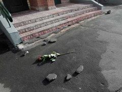 Bắt bà mẹ ném 2 con từ tầng 15 xuống đất