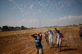 Ảnh quốc tế 28/6: Những giọt nước xoa dịu nóng hè