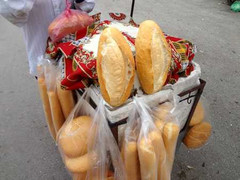 Hà Nội: Ẩn họa từ bánh mì 'tẩm'... khói bụi