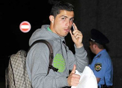 CĐV Bồ Đào Nha hốt bạc nhờ Ronaldo mê tín