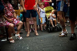 Ảnh quốc tế 30/6: Khi đàn ông đi giày cao gót