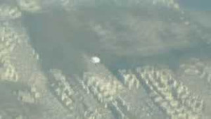 Quay được cảnh đĩa bay xuất từ cửa sổ máy bay