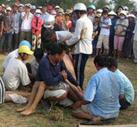 Bé 5 tuổi chết đuối thương tâm dưới ao cá