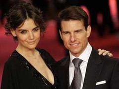 Tom Cruise độc đoán hay Katie Holmes hám tiền?