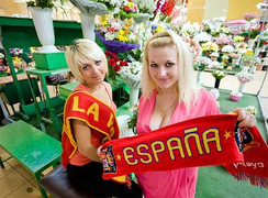 Muôn cách CĐV ủng hộ TBN: Từ hàng hoa tới hàng thịt