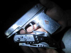 Hà Nội: Mang súng đi 'nộp' thì bị bắt