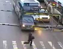 Người lái xe may mắn thoát chết trong gang tấc