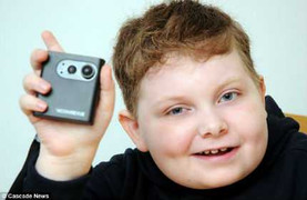 Cậu bé bị u não ghi nhớ mọi thứ bằng máy ảnh tự động