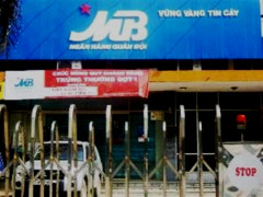 Bắt 2 kẻ giữ người trước cửa Ngân hàng Quân đội