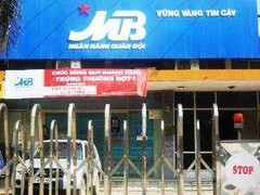 Người gửi tiền bị bắt bên ngoài một ngân hàng