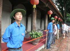 Sĩ tử đội mưa đến Văn Miếu cầu may trước giờ G