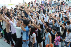 Thí sinh Huế, Thái Nguyên nườm nượp thi Vietnam Idol