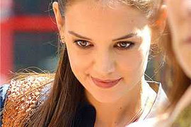 Sau đơn ly hôn, Katie xuất hiện với nụ cười trên môi