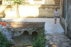 Bé 3 tuổi bị cuốn trôi trong cống thoát nước