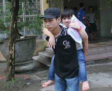 Cảm động hình ảnh cõng em tật nguyền đi thi
