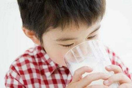 Chọn sữa cho trẻ: Nên truy xuất nguồn gốc