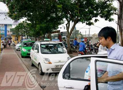 Giá xăng giảm, cước taxi bao giờ giảm?