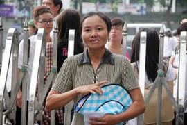 Niềm vui người mẹ nghèo chờ con làm thủ tục thi ĐH