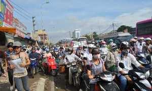 Thí sinh nháo nhác vượt 'rừng người' đến điểm thi