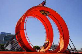 Xem ô tô lộn vòng tròn ấn tượng hơn… xiếc