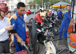 Giảm giá xăng: Doanh nghiệp chưa muốn chủ động?