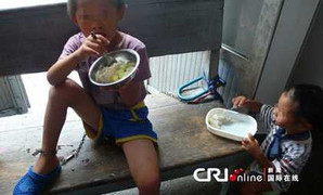 Xót xa cảnh trẻ thiểu năng bị xích chân tay