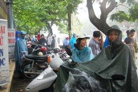 Thương những phụ huynh chờ con dưới cơn mưa rào