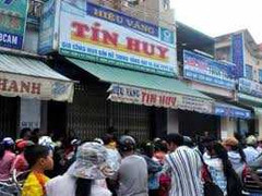 Nghi mua nhầm vàng giả, hàng trăm người vây tiệm vàng