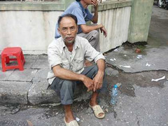 Gần 60 tuổi vẫn ‘chạy’ dọc làng vay tiền cho con thi ĐH