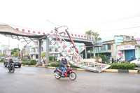 Xe ben kéo sập cầu vượt, 3 người trọng thương