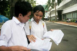 Thí sinh khắp cả nước than đề Lý dài và khó