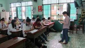 Thí sinh chật vật ngồi thi bàn tiểu học