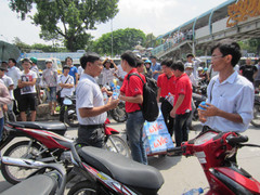 Áo đỏ tiếp sức mùa thi