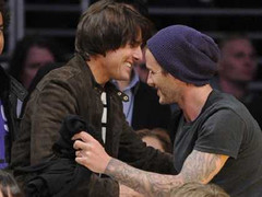 Tom Cruise bị tố... quan hệ đồng tính với David Beckham