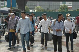 Thi xong, sĩ tử ùn ùn tay xách nách mang về quê