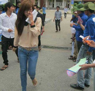 Đình chỉ thí sinh đưa dao vào phòng thi uy hiếp bạn