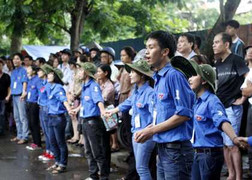 Video: Sinh viên tình nguyện hát vang mừng sĩ tử