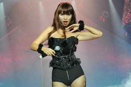 Hà Anh bức xúc vì bị nói 'mặc nội y lên sân khấu'