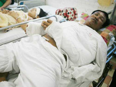 Côn đồ xông vào trụ sở chém trọng thương công an