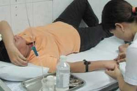 Hơn 100 công nhân bị ngộ độc sau khi ăn tối