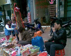 Giữa Hà Nội, mua