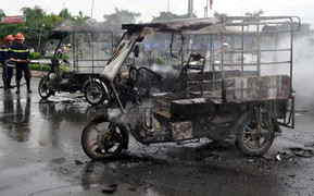 Hà Nội: Sáu xe ba bánh cháy rụi trong cuộc ẩu đả