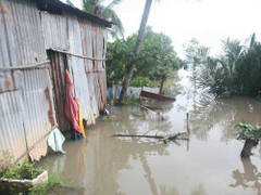 Dãy nhà trọ chìm xuống sông lúc nửa đêm