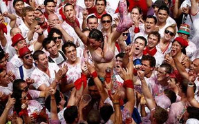 Ảnh: Tưng bừng sắc đỏ tại lễ hội rượu vang Tây Ban Nha