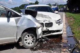 Quảng Ninh: Xe BMV đâm nát đầu Innova