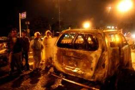 TP HCM: Xe taxi bốc cháy giữa phố