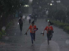 Chùm ảnh: Sĩ tử đội mưa rời phòng thi