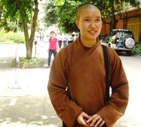 Ni cô Thích Nữ Mỹ Huyền tự tin với môn Văn